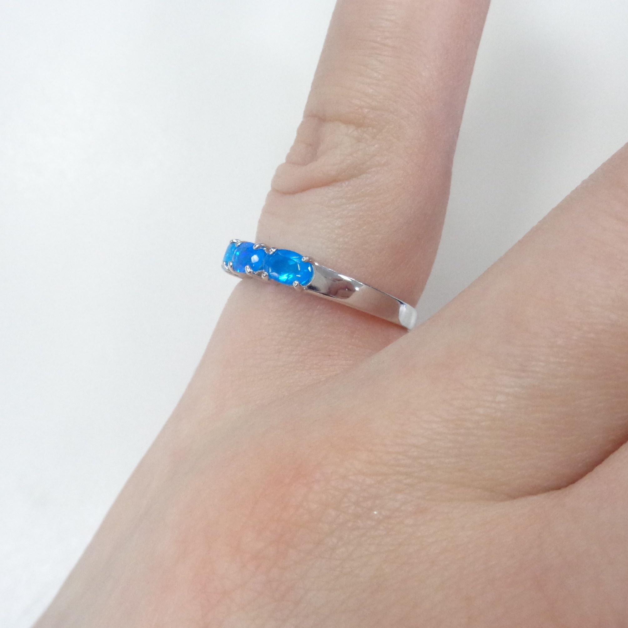 Серебряное кольцо с голубыми опалами